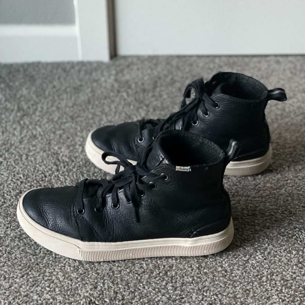 TOMS Water Resistant Black Leather Mens TRVL LITE High